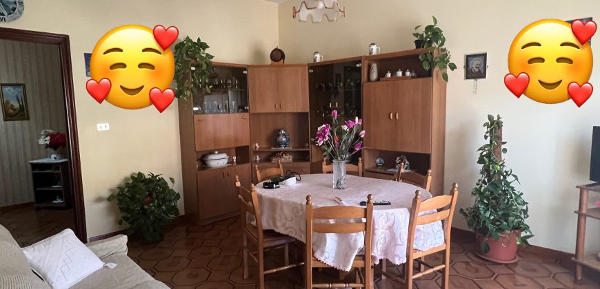 Appartamento primo piano zona via Palma
